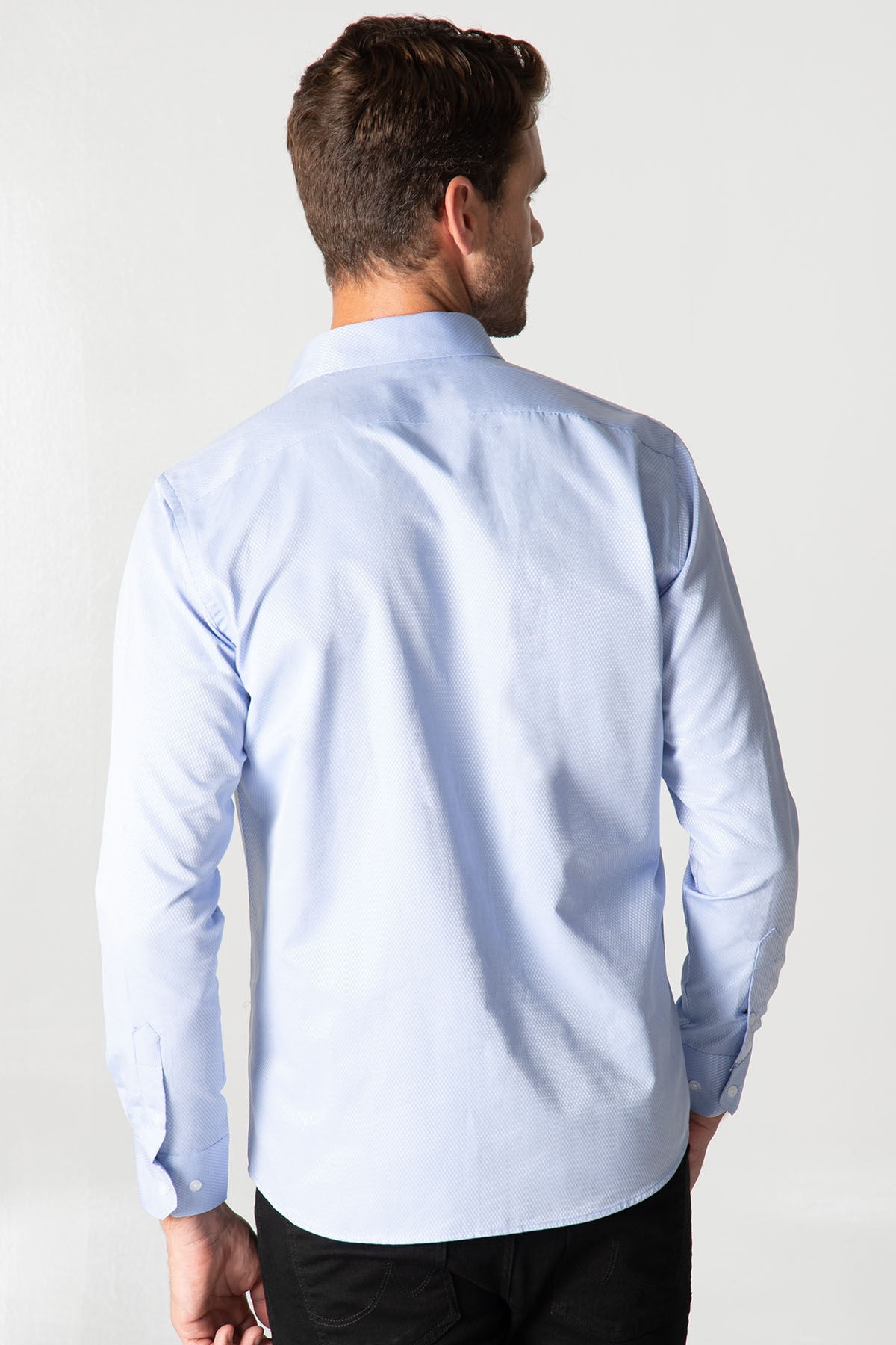 Világoskék színű anyagában mintás classic fit férfi ing