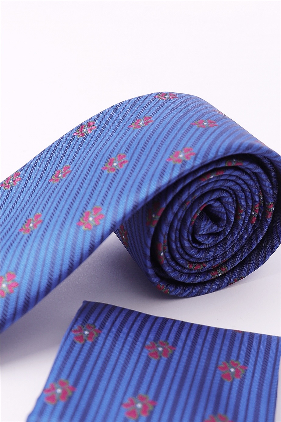 Királykék színű bordó virágmintás klasszikus nyakkendő