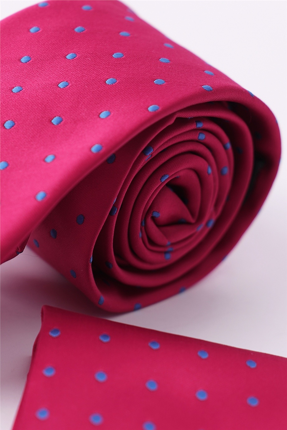 Magenta színű apró kék pöttyös klasszikus nyakkendő