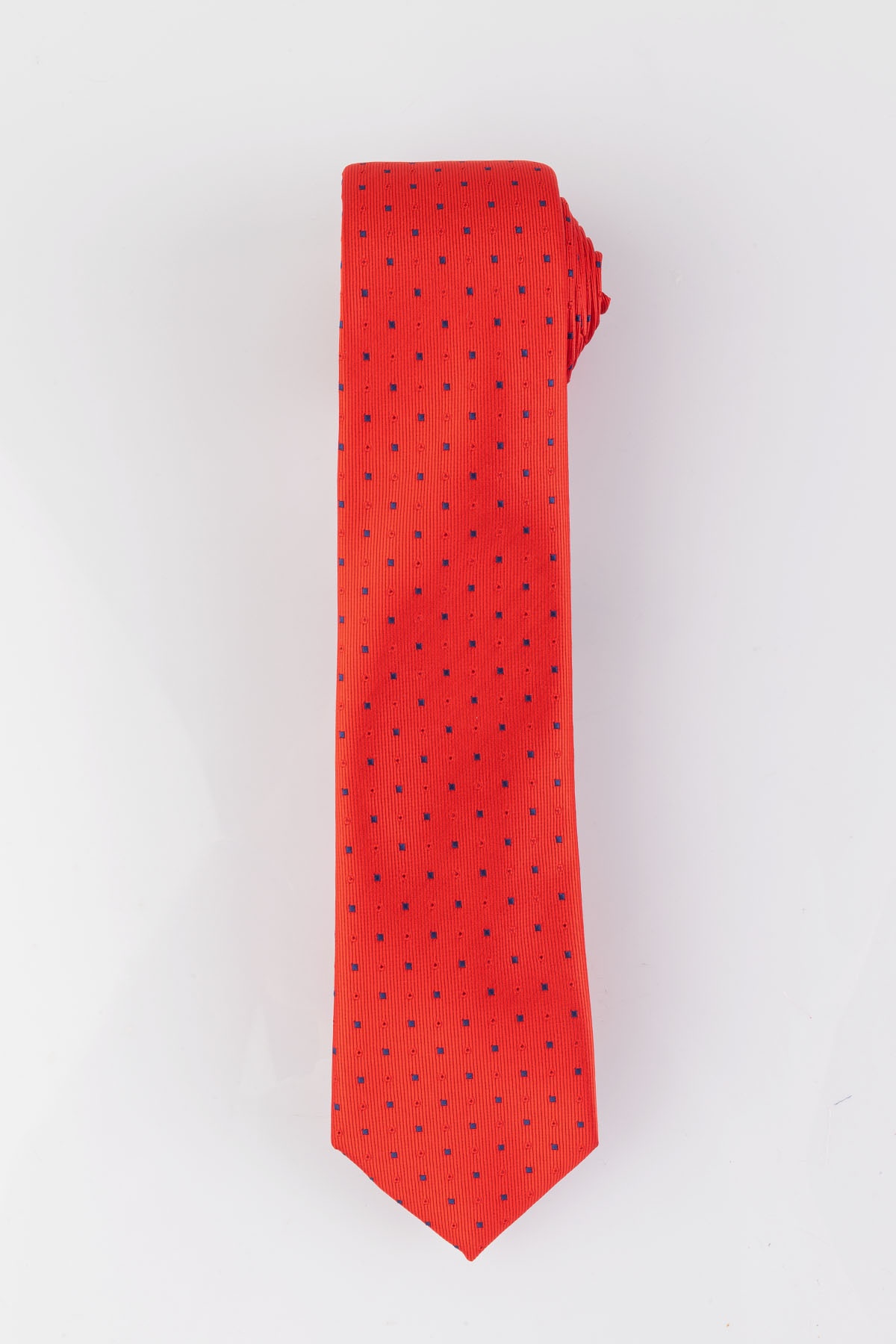 Piros színű apró kék pöttyös klasszikus nyakkendő