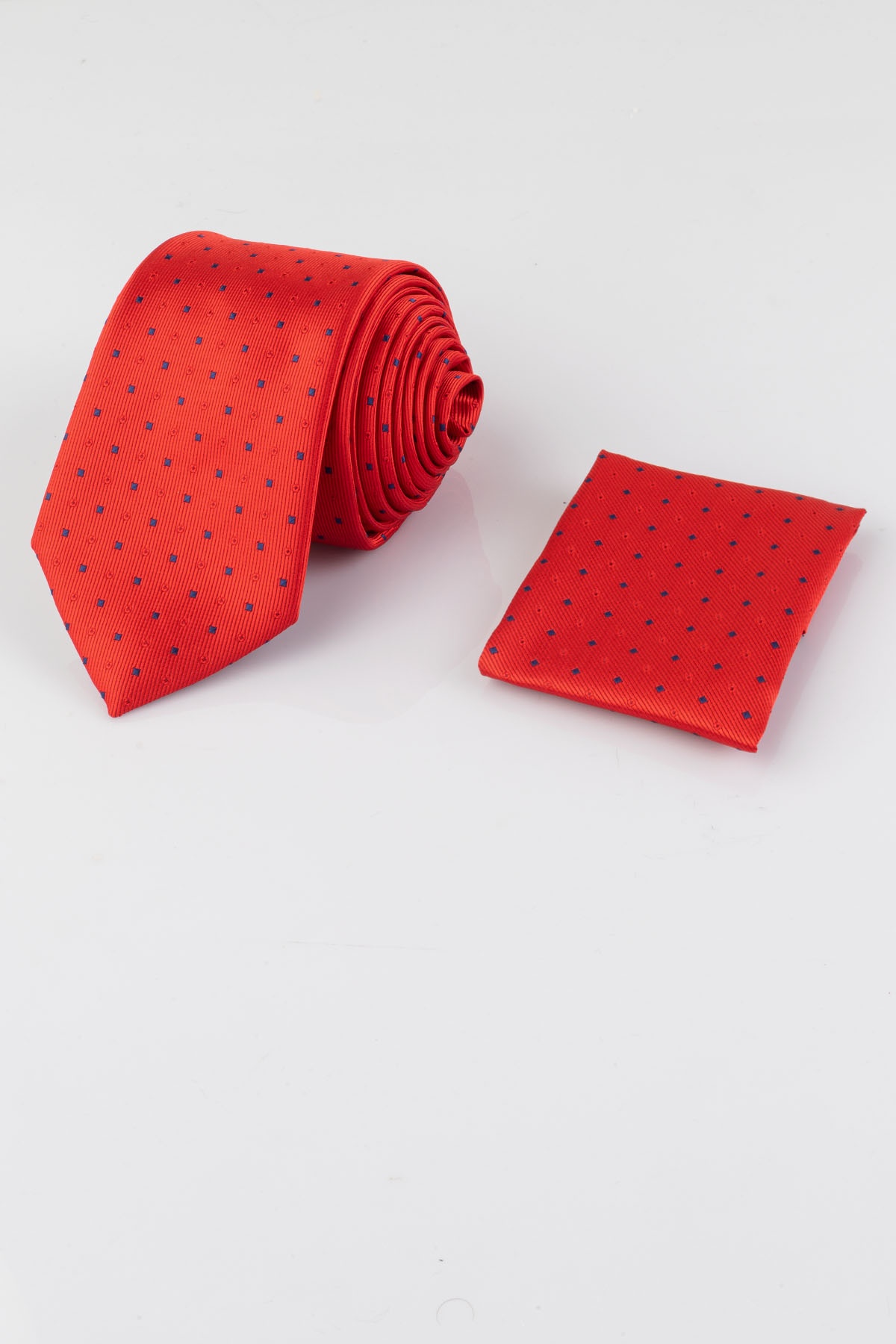 Piros színű apró kék pöttyös klasszikus nyakkendő
