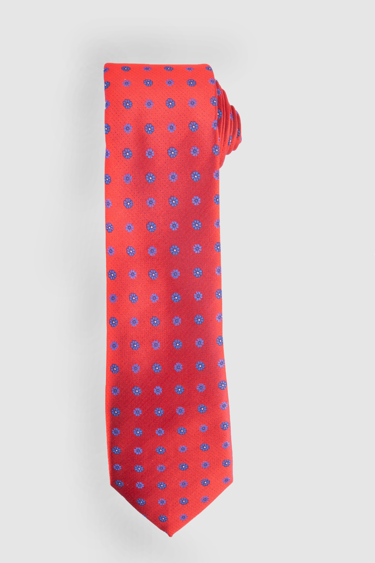 Piros színű apró kék virágmintás klasszikus nyakkendő