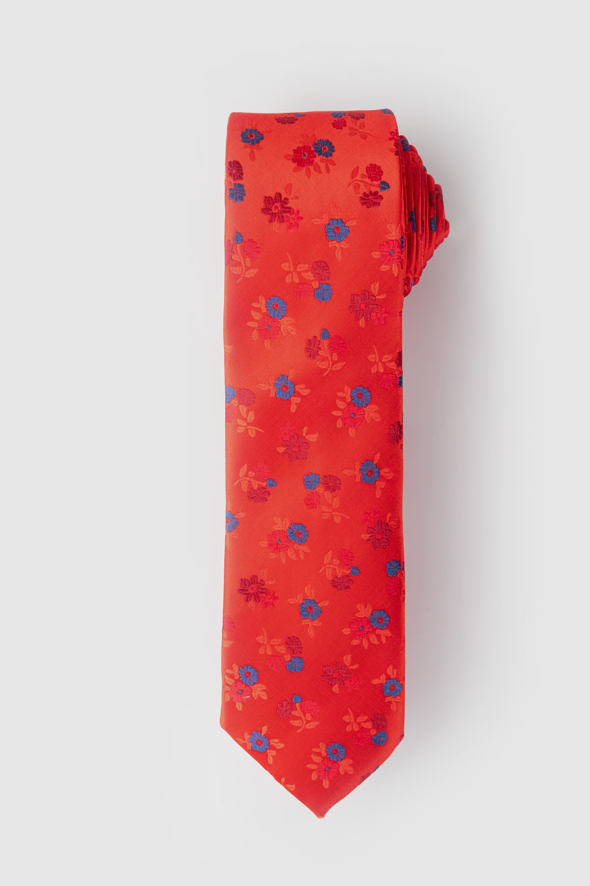 Piros alapon virágmintás klasszikus nyakkendő
