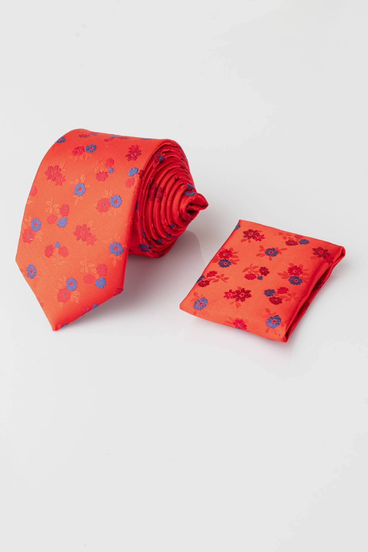 Piros alapon virágmintás klasszikus nyakkendő