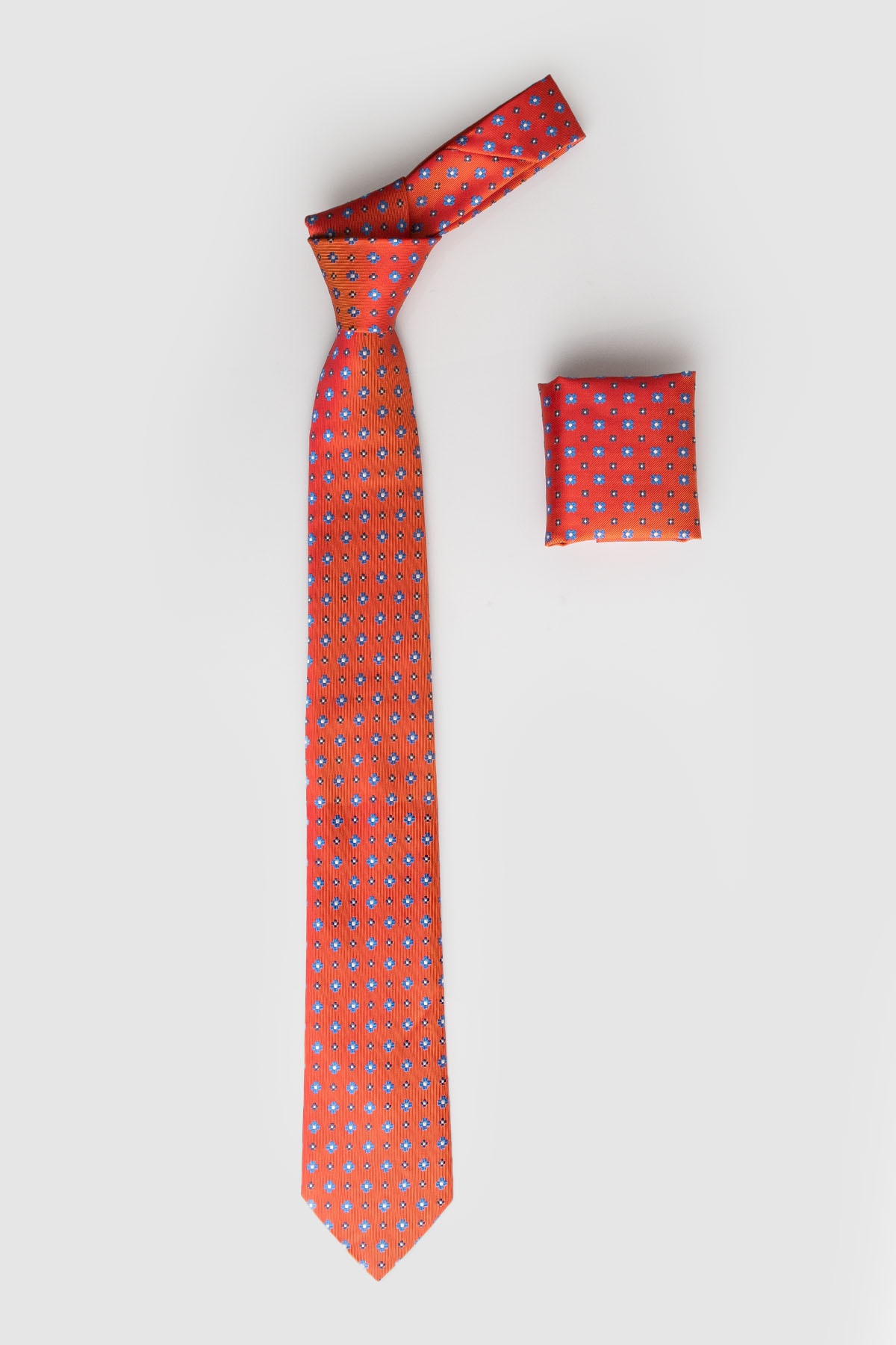 Piros színű apró kék virágmintás klasszikus nyakkendő