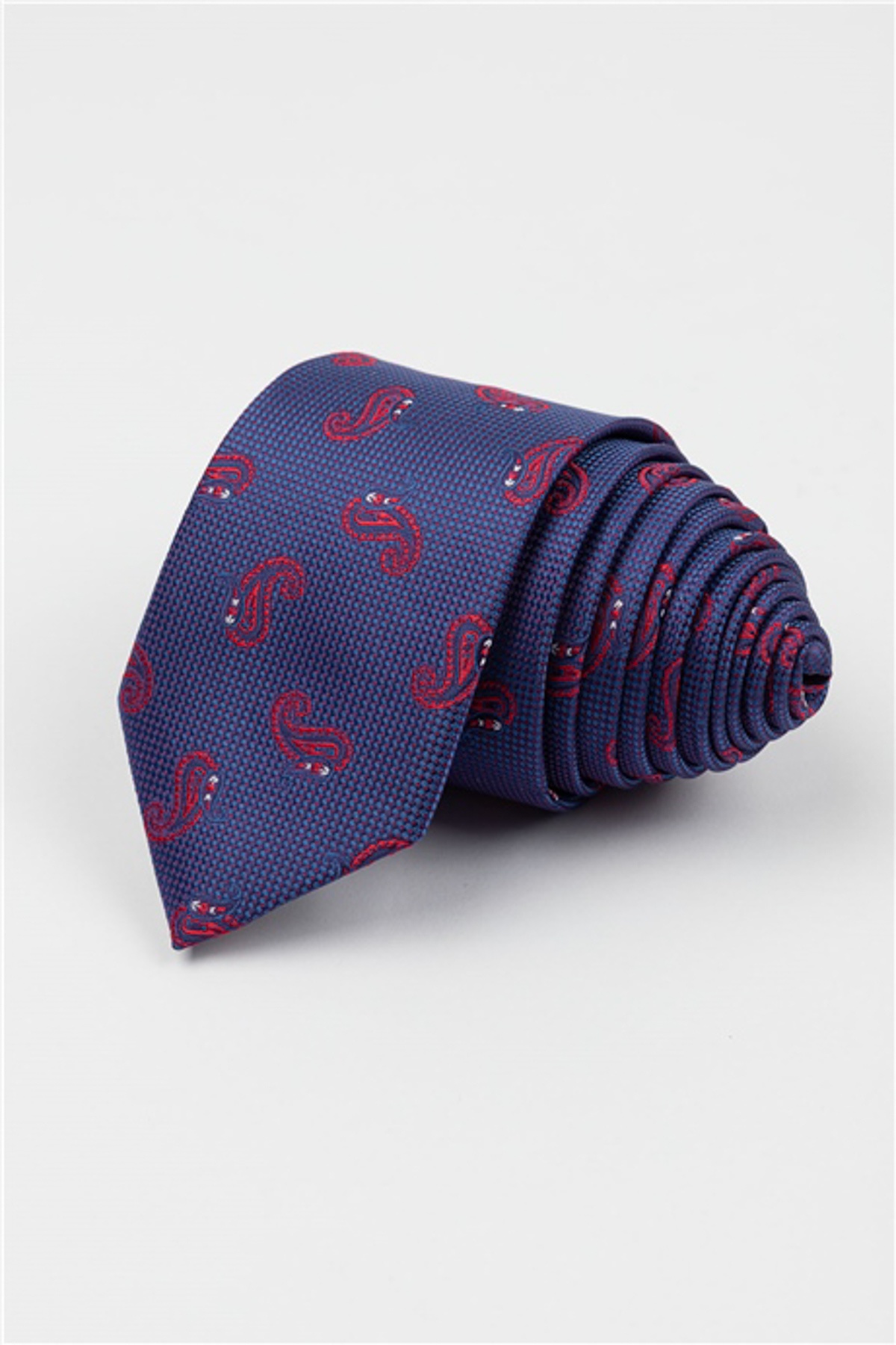 Sötétkék színű piros cseppmintás vékony nyakkendő