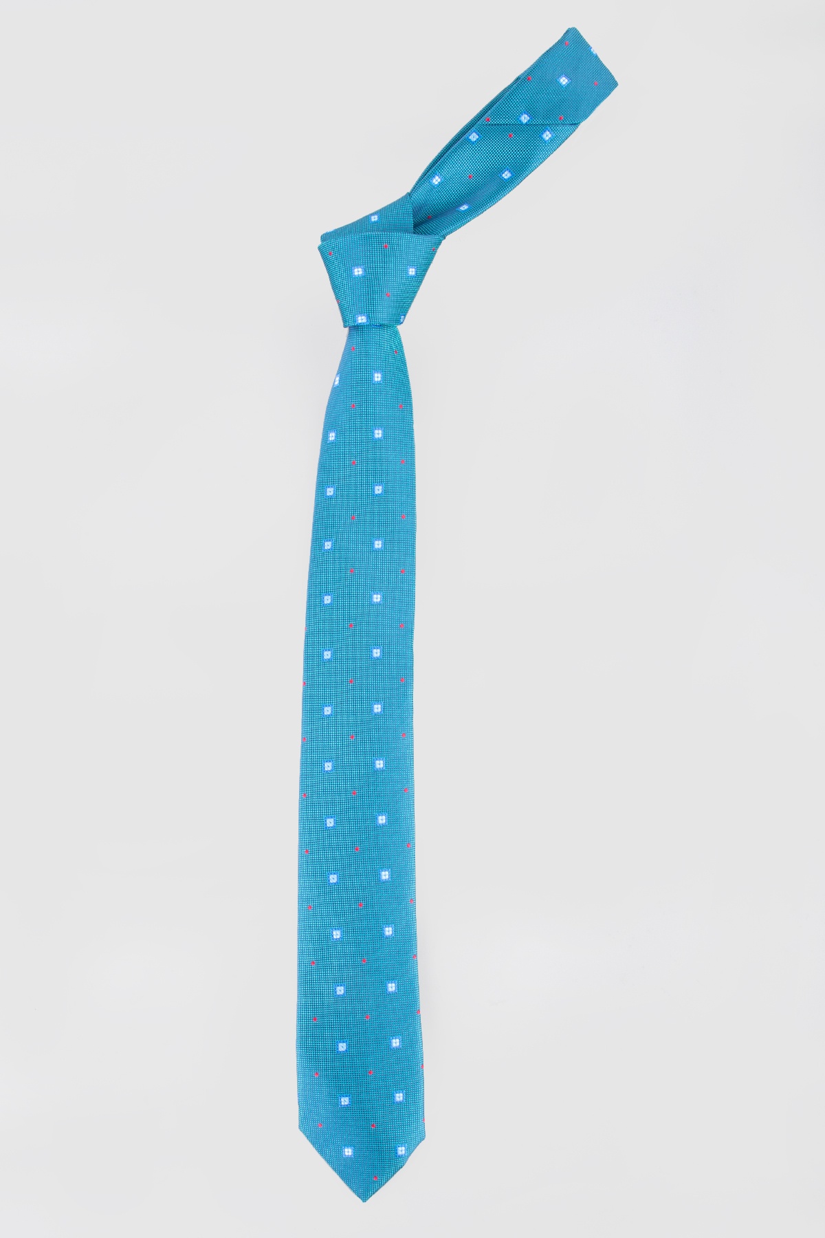 Türkizkék színű kis kocka mintás vékony nyakkendő