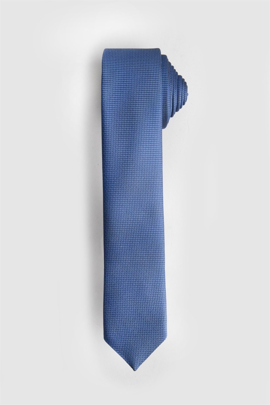 Indigókék színű vékony nyakkendő