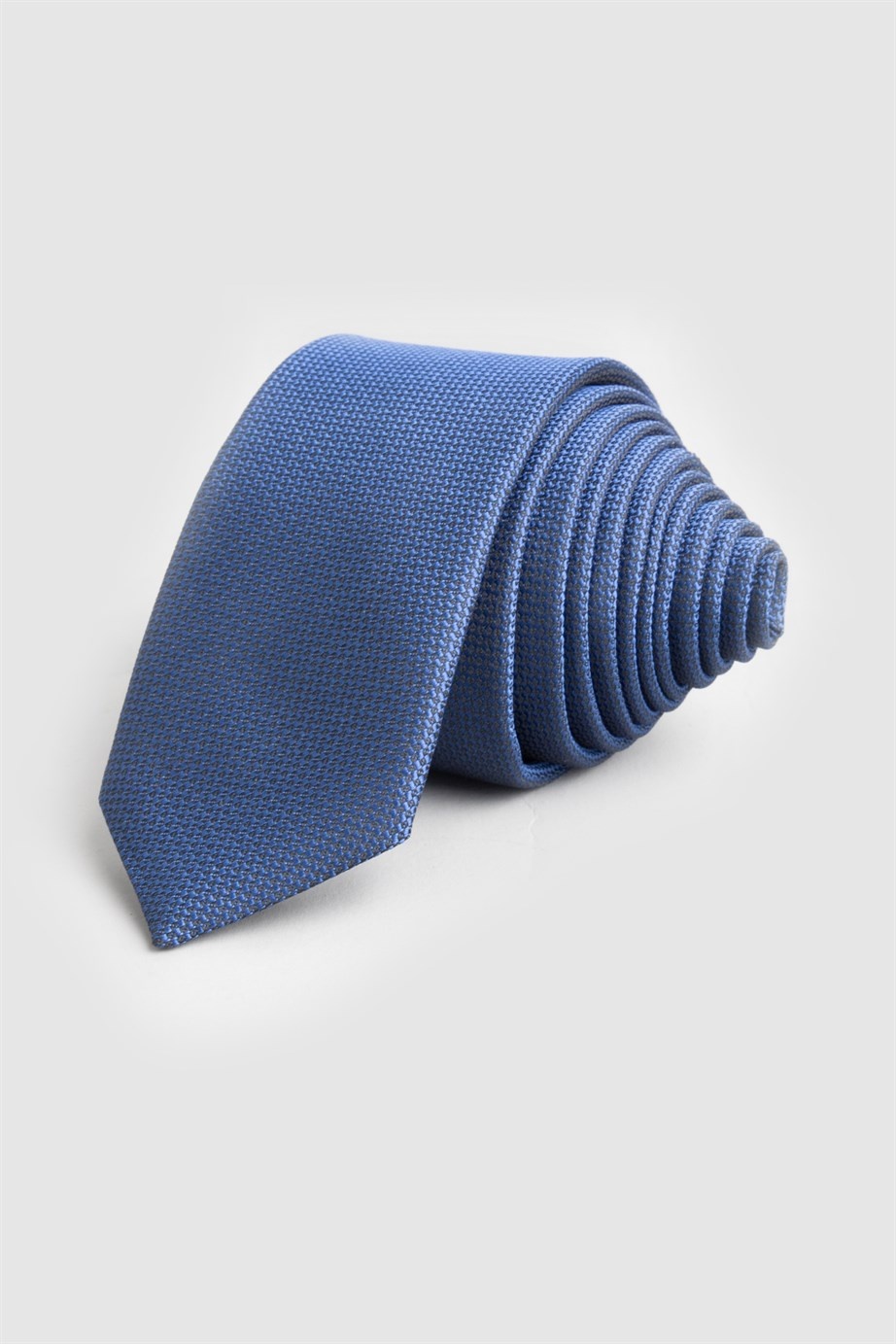Indigókék színű vékony nyakkendő