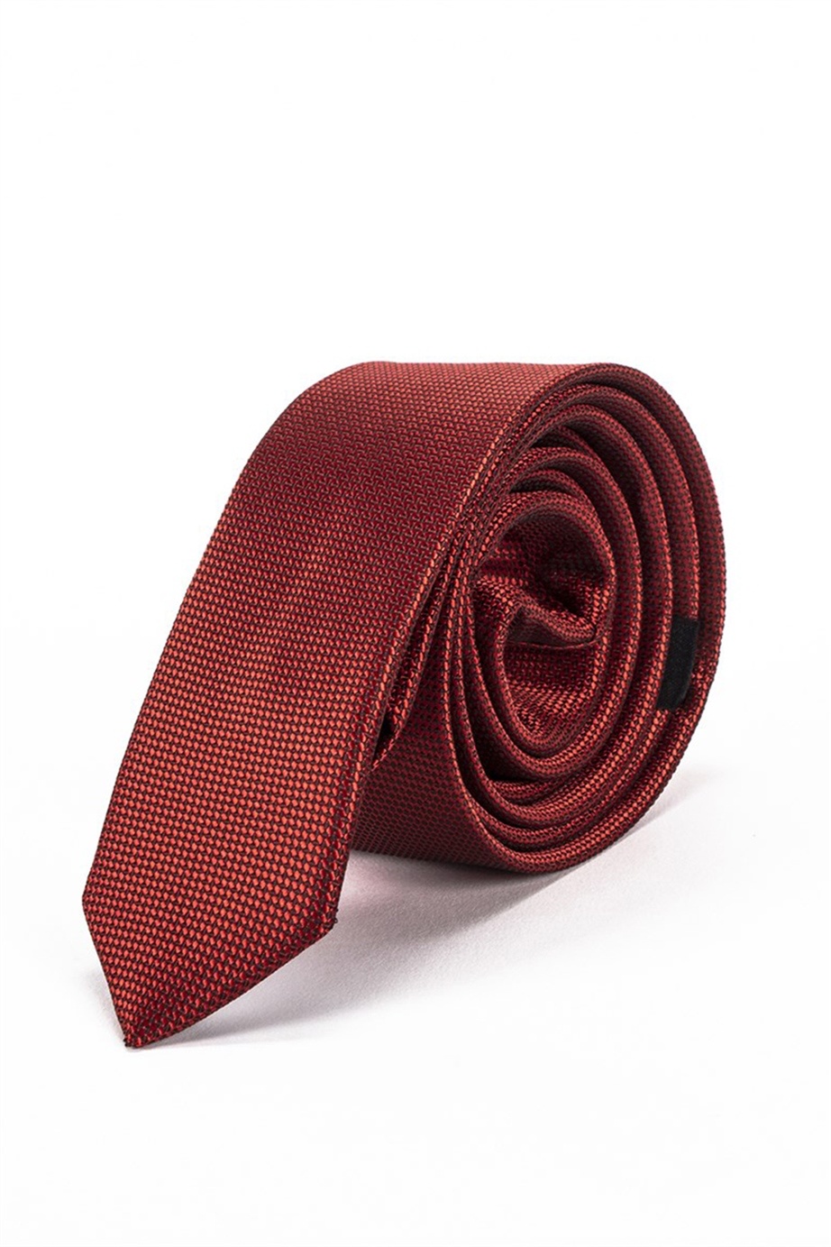 Piros színű anyagában mintás vékony nyakkendő