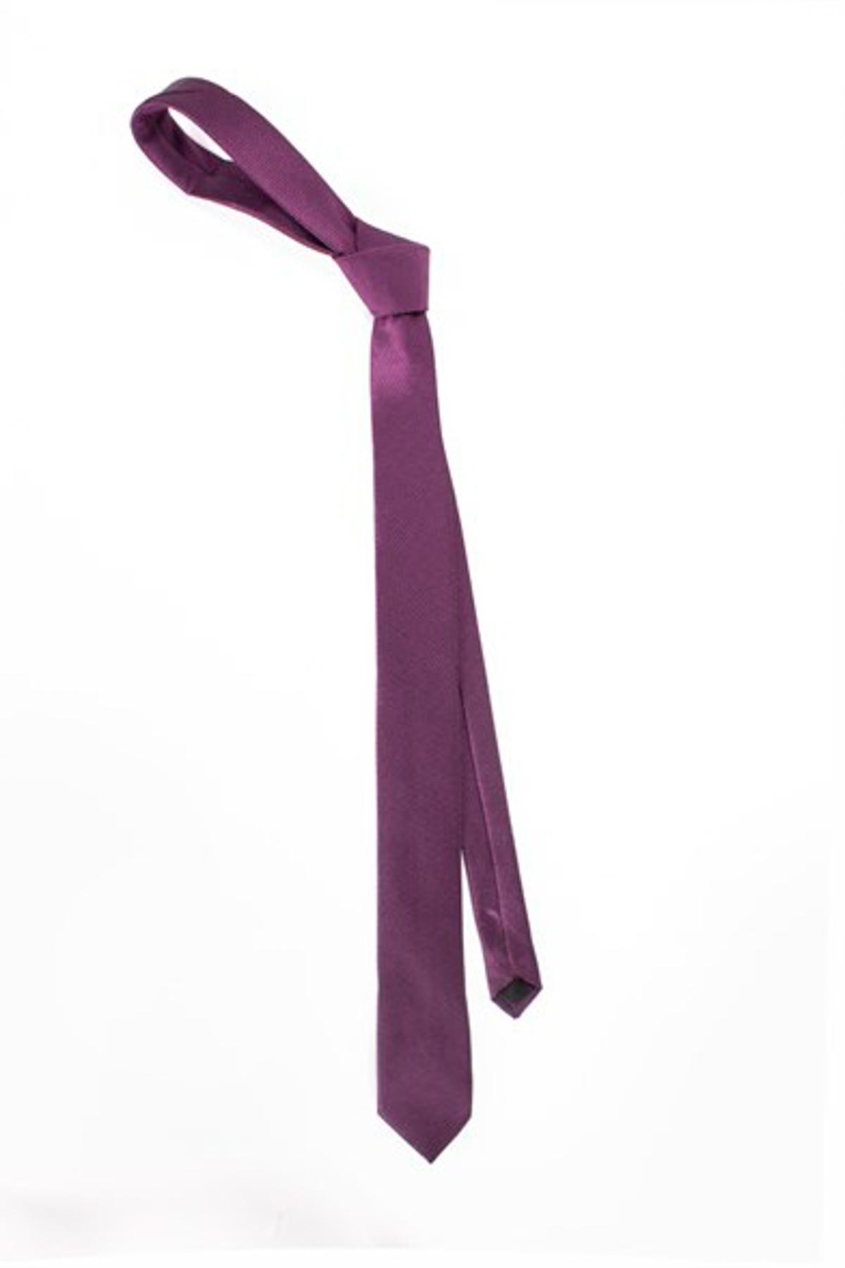 Lila színű anyagában mintás vékony nyakkendő
