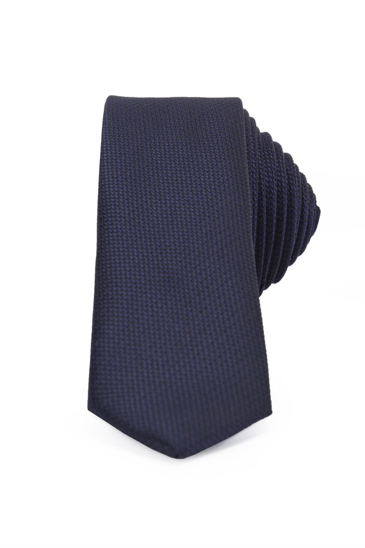 Sötétkék színű anyagában mintás vékony nyakkendő