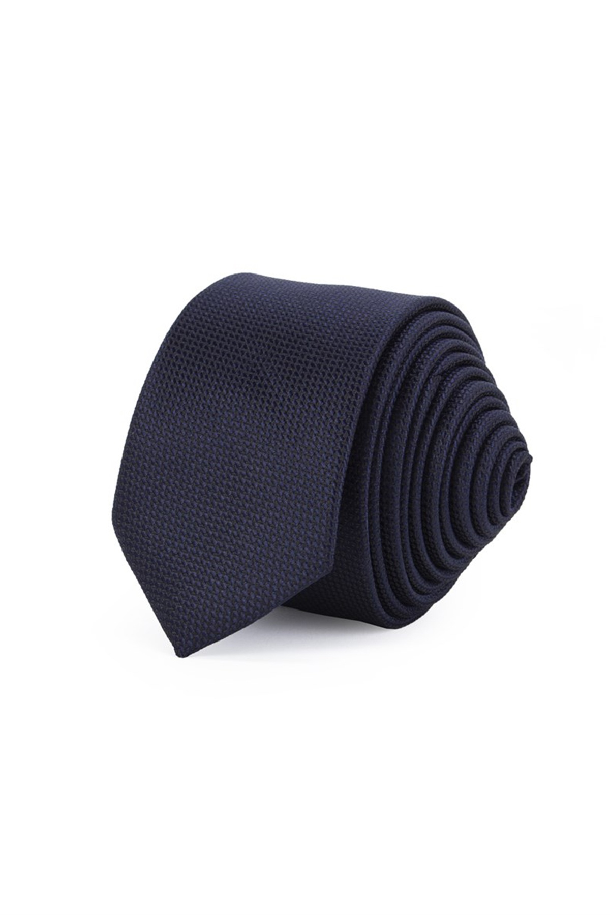 Sötétkék színű anyagában mintás vékony nyakkendő