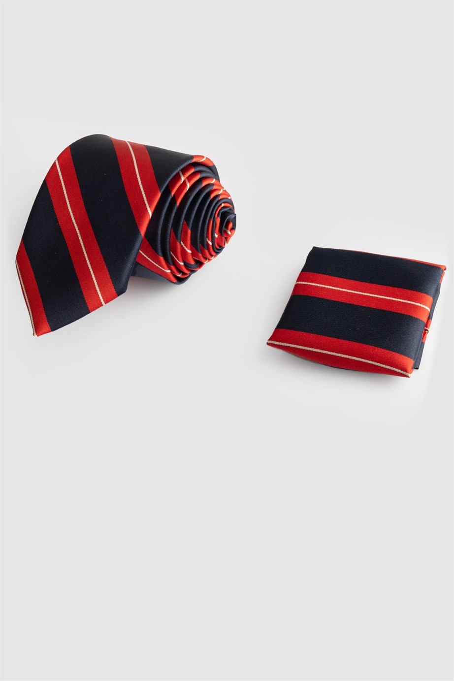 Sötétkék színű piros csíkos klasszikus nyakkendő