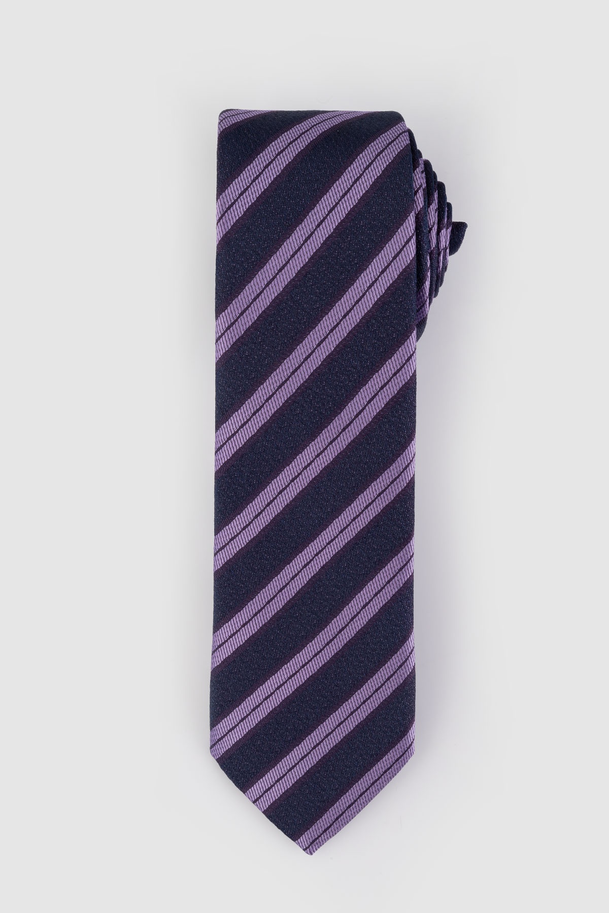 Sötétkék színű lila csíkos klasszikus nyakkendő