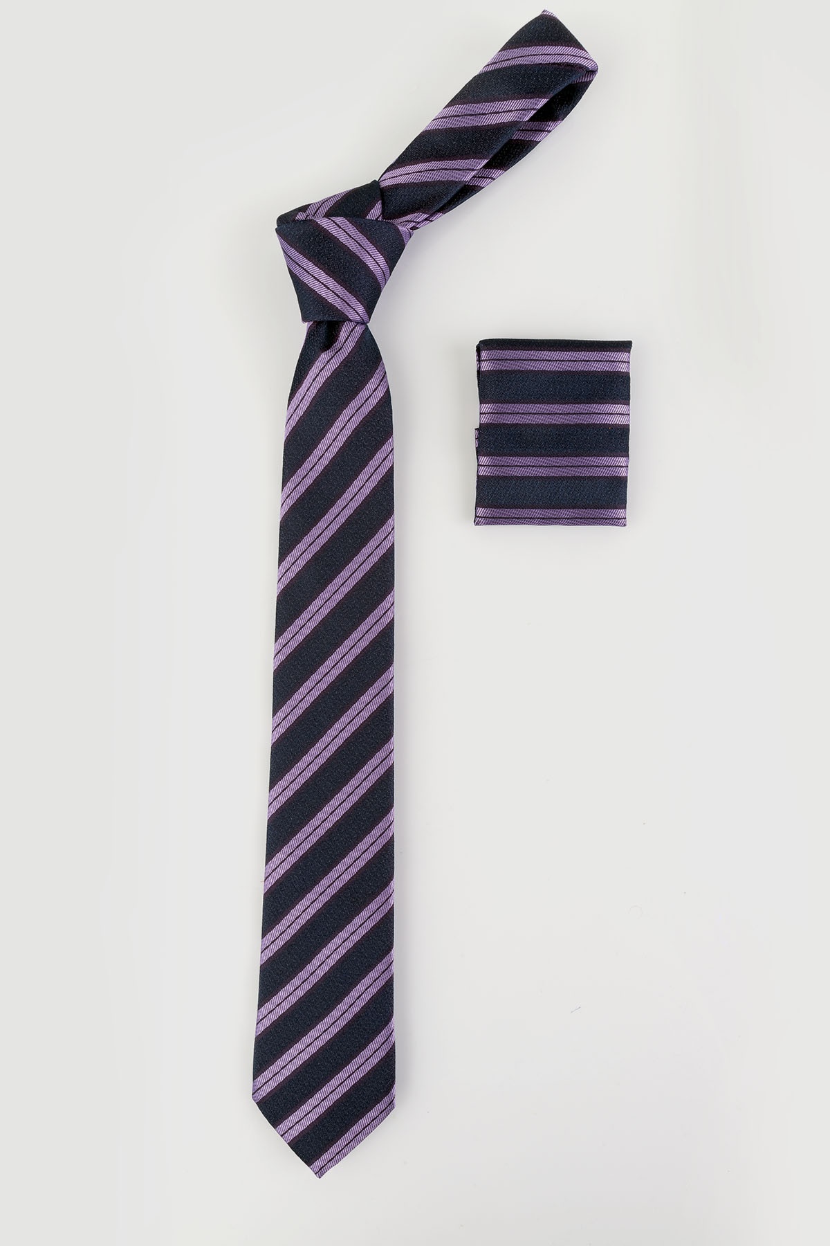 Sötétkék színű lila csíkos klasszikus nyakkendő