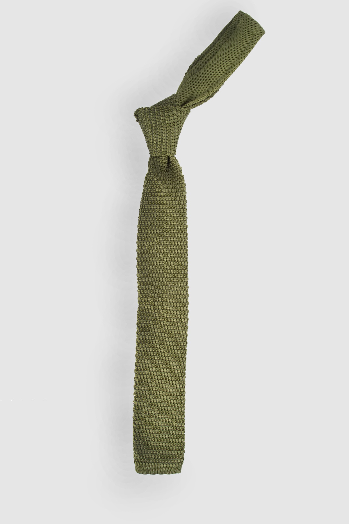 Zöld színű kötött vékony nyakkendő