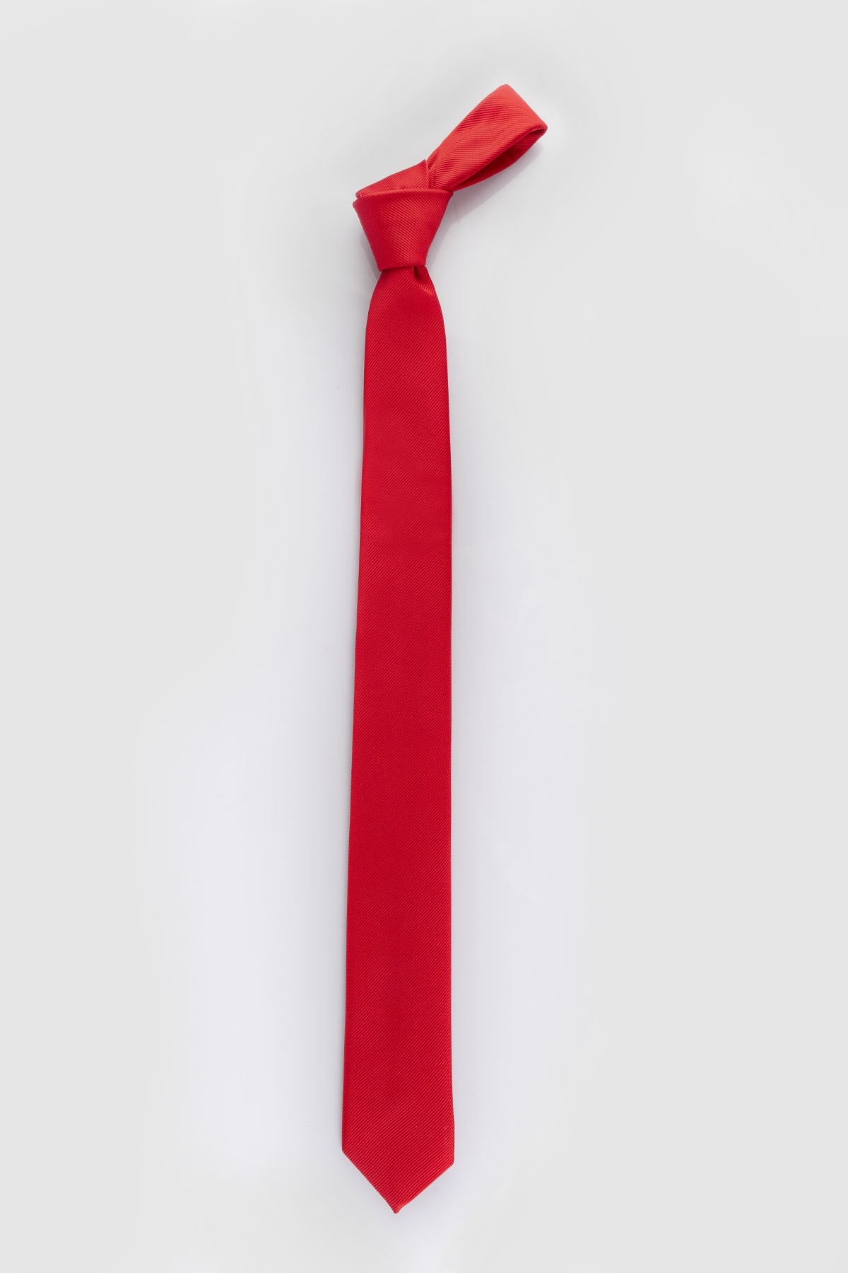 В полоску красный галстук