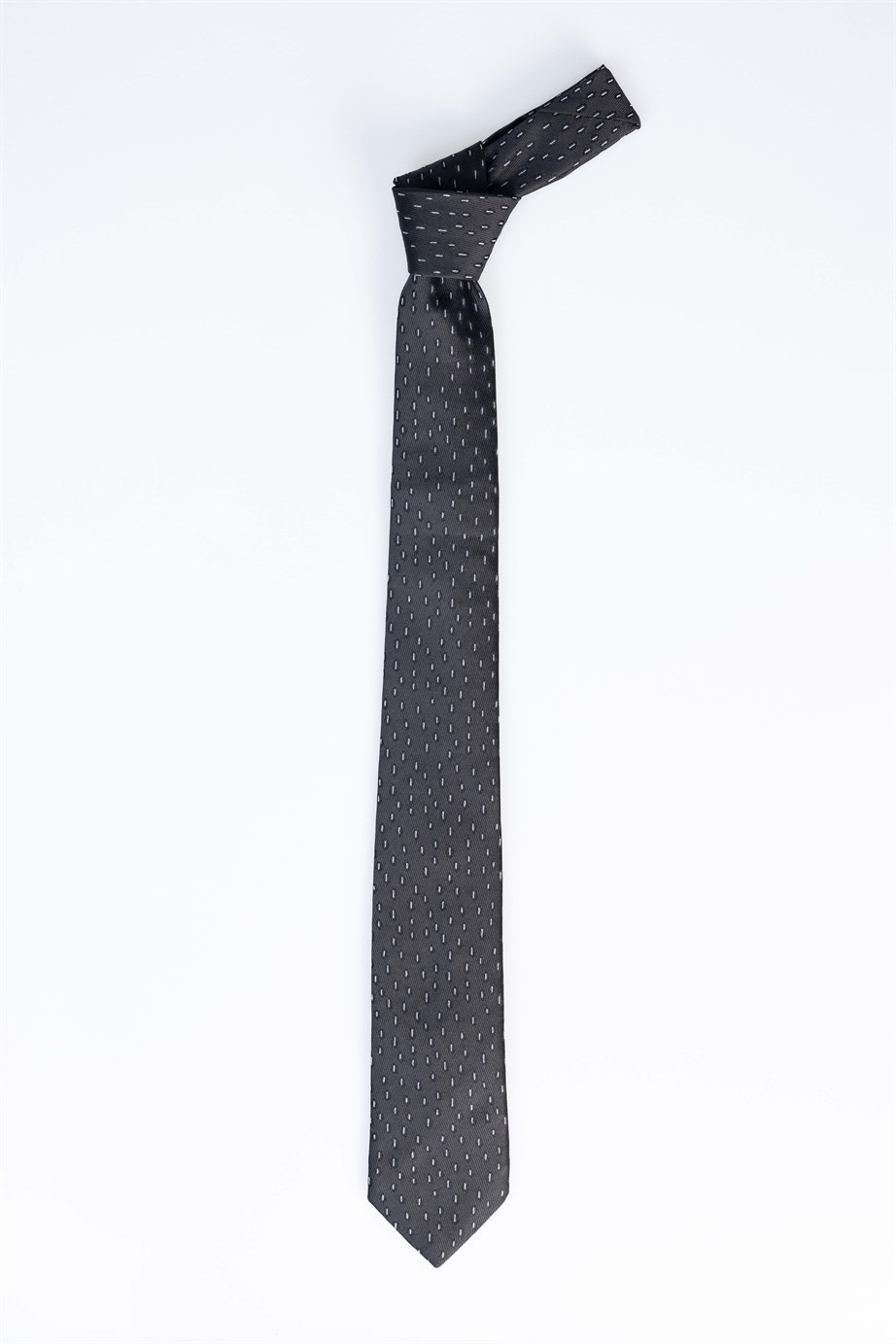 Fekete alapon fehér apró mintás klasszikus nyakkendő
