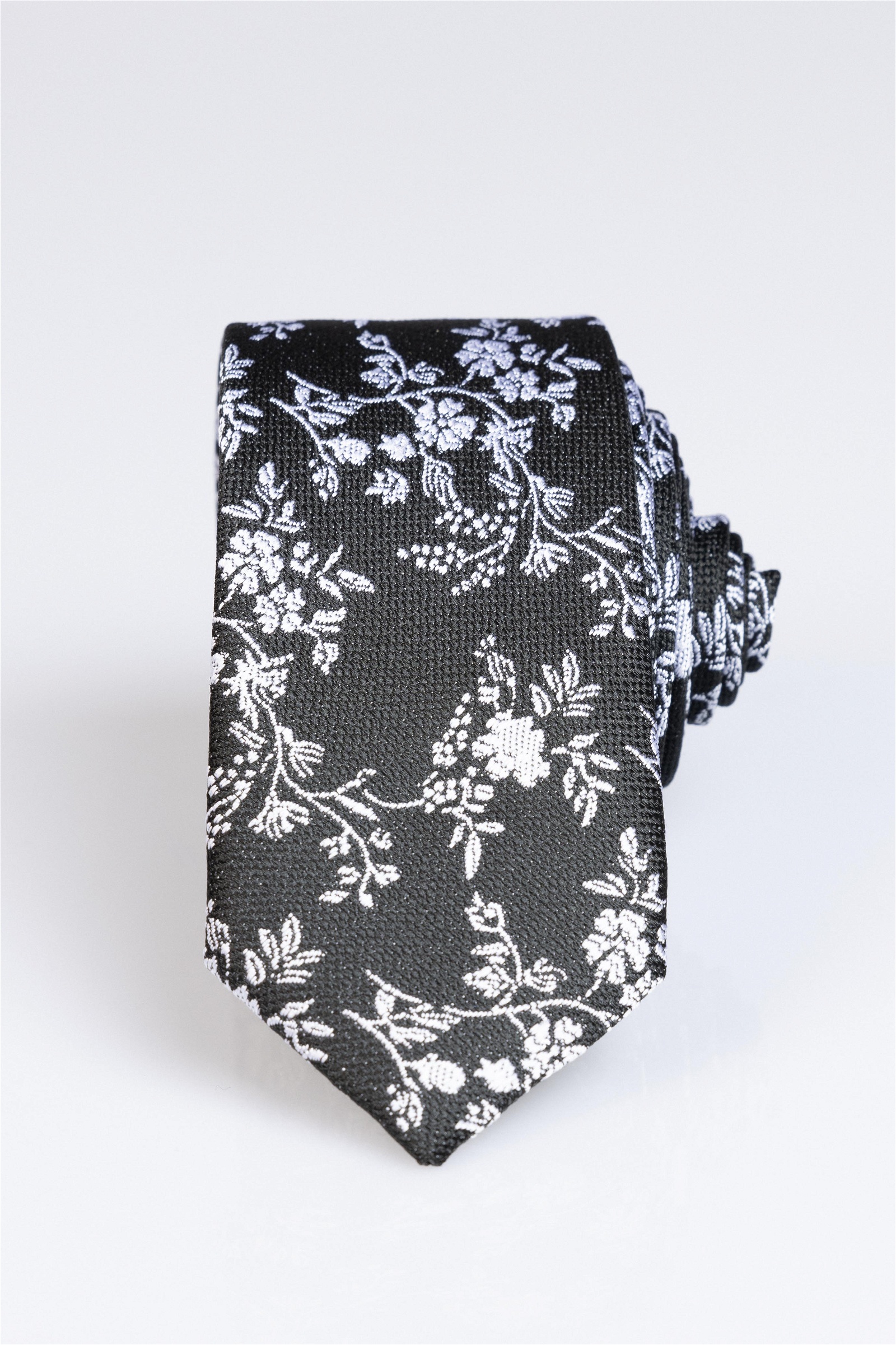 Fekete-fehér virágmintás nyakkendő
