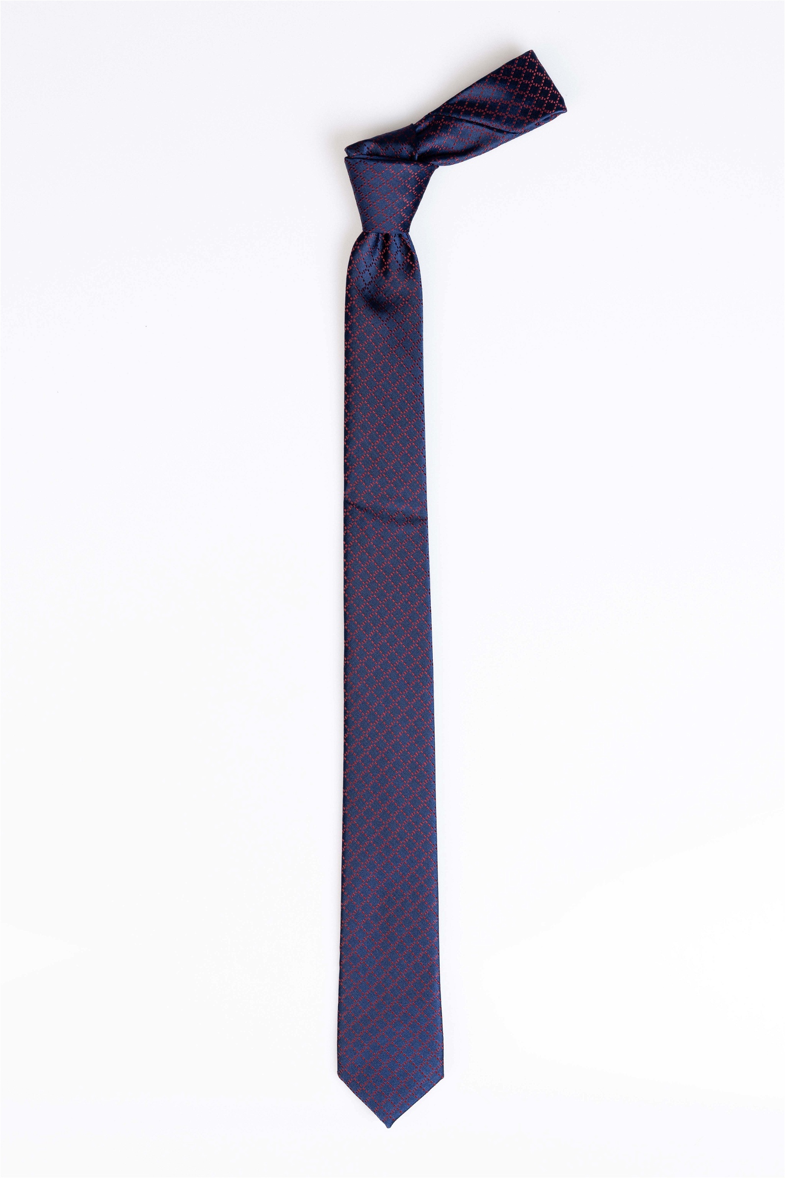 Sötétkék anyagában mintás nyakkendő