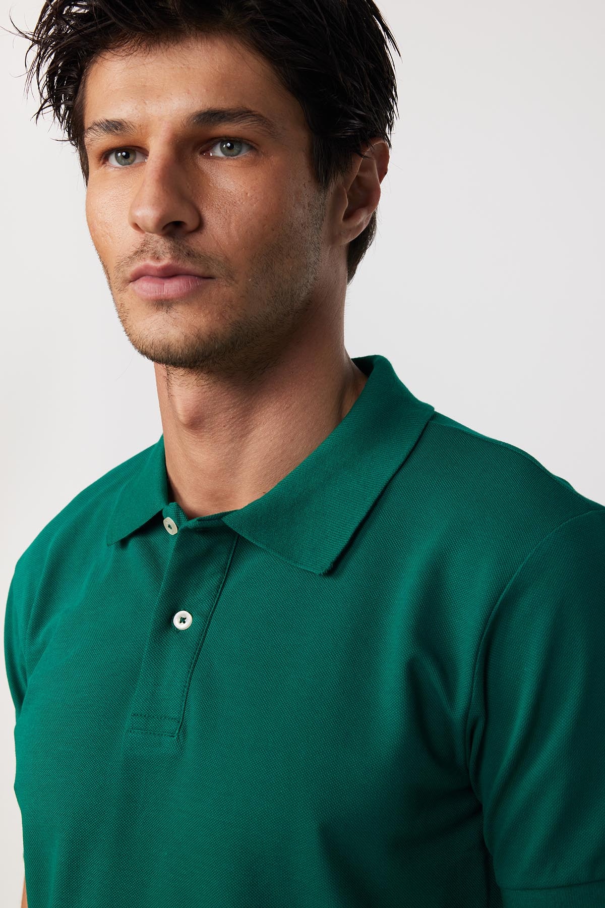 Zöld színű slim fit galléros férfi póló