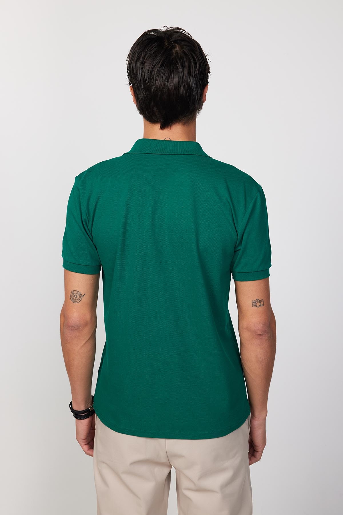 Zöld színű slim fit galléros férfi póló