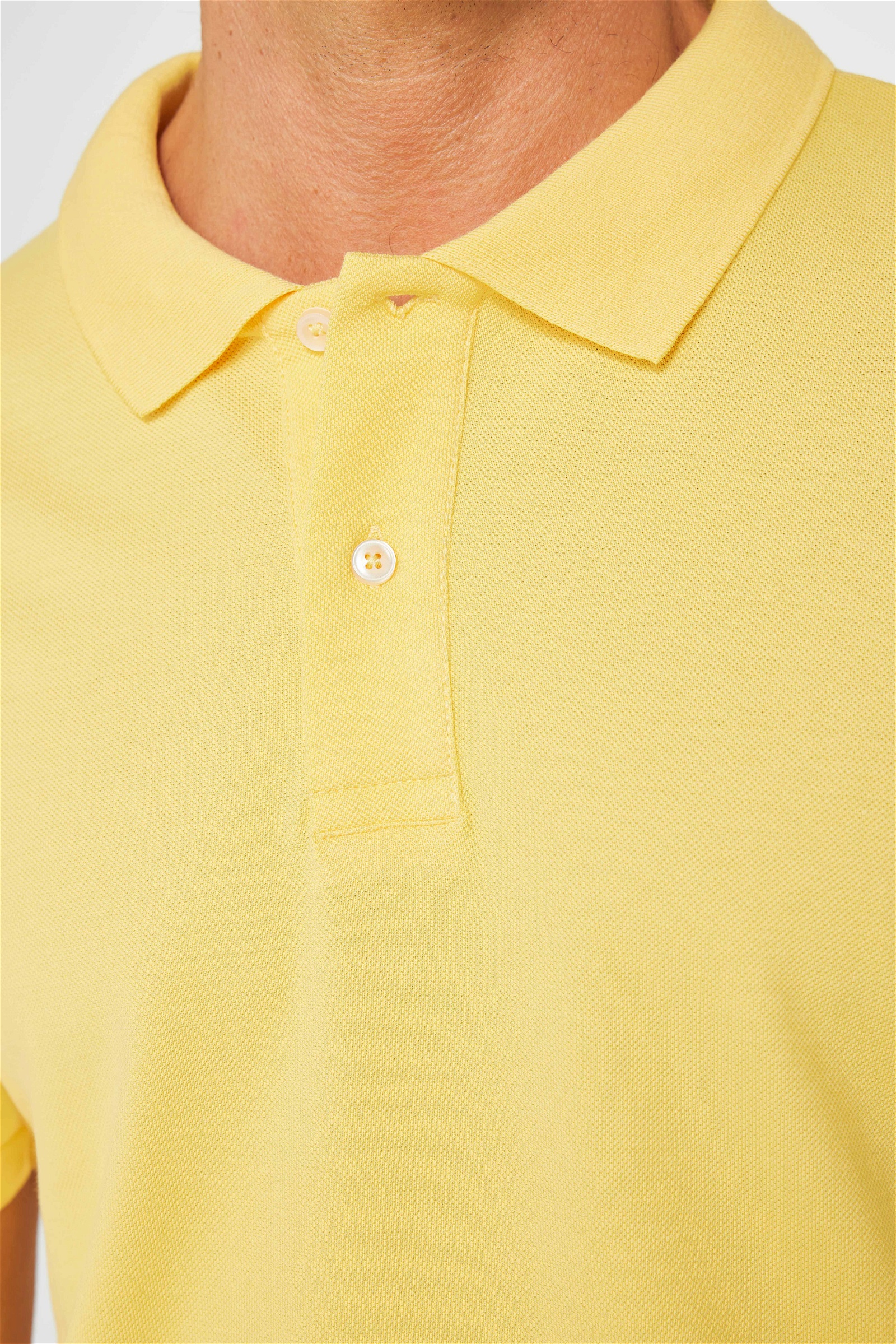 Sárga színű slim fit galléros férfi póló