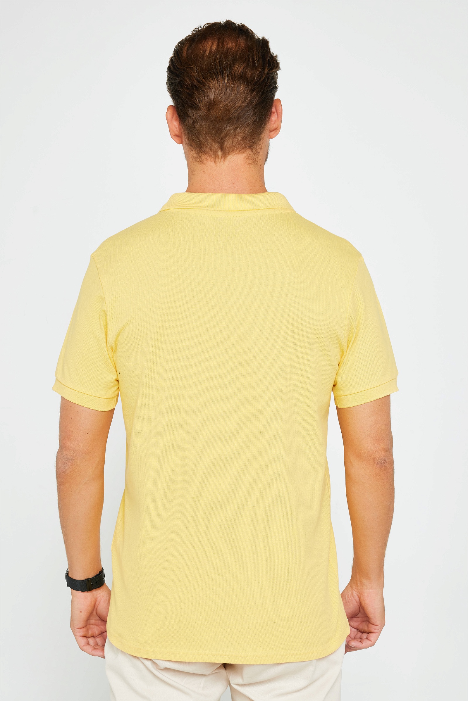 Sárga színű slim fit galléros férfi póló
