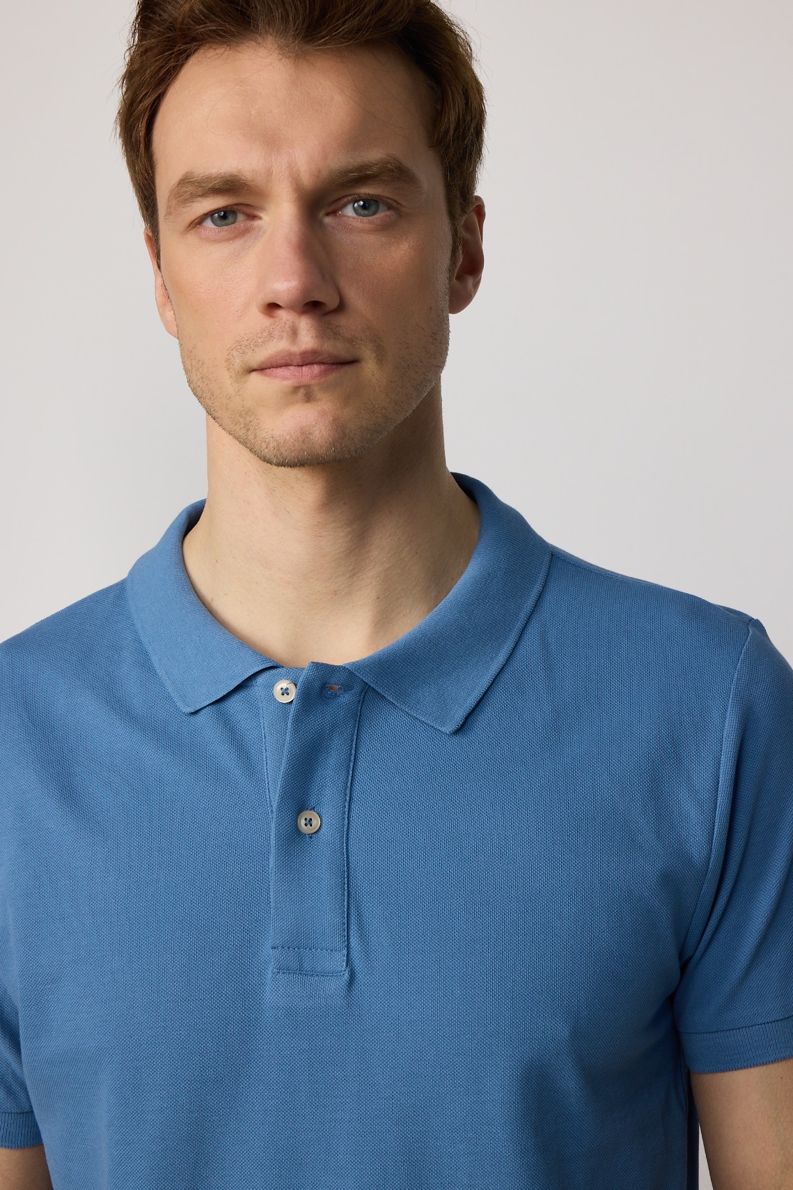 Petrolkék színű slim fit galléros férfi póló