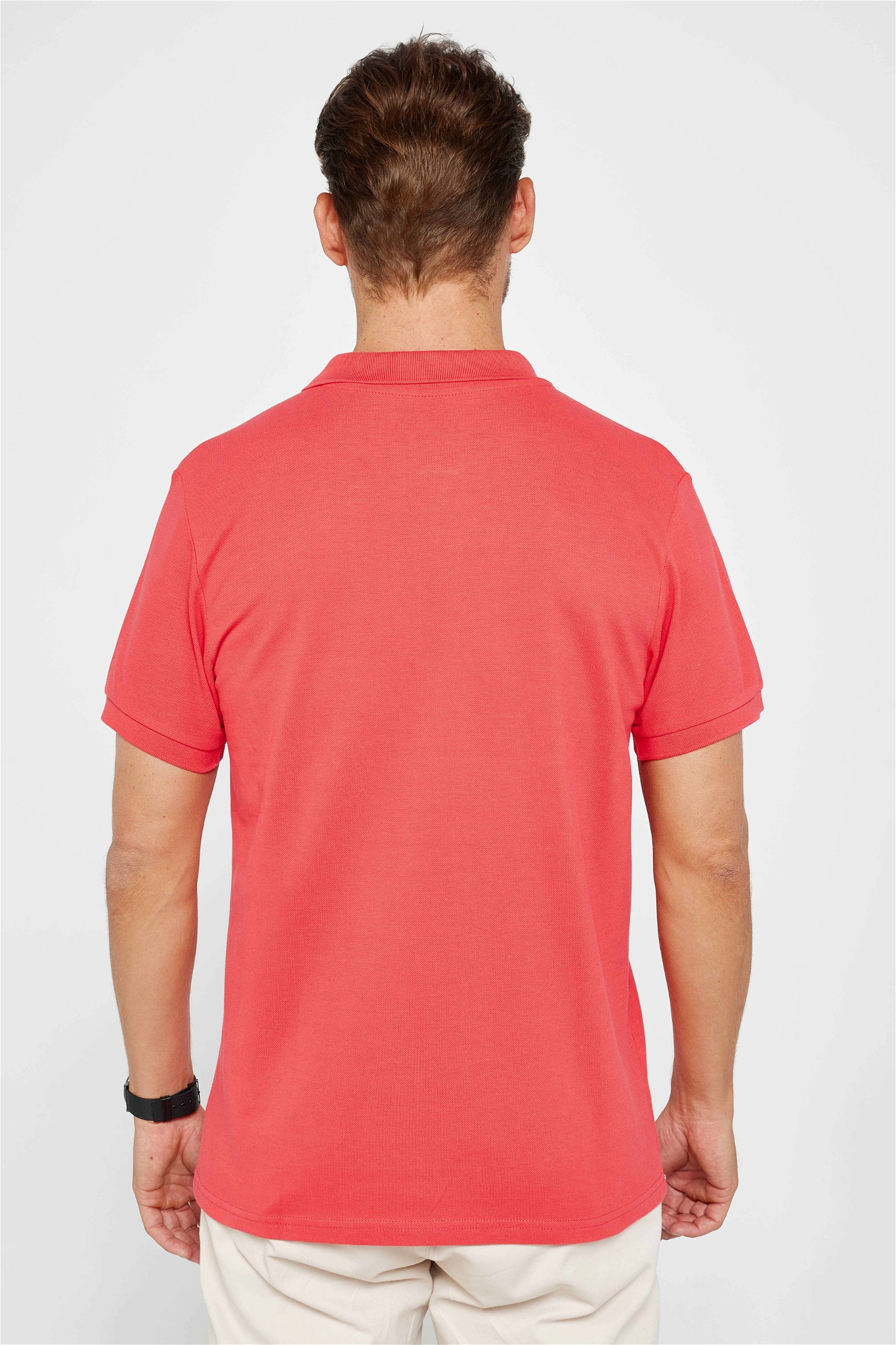 Korall színű slim fit galléros férfi póló