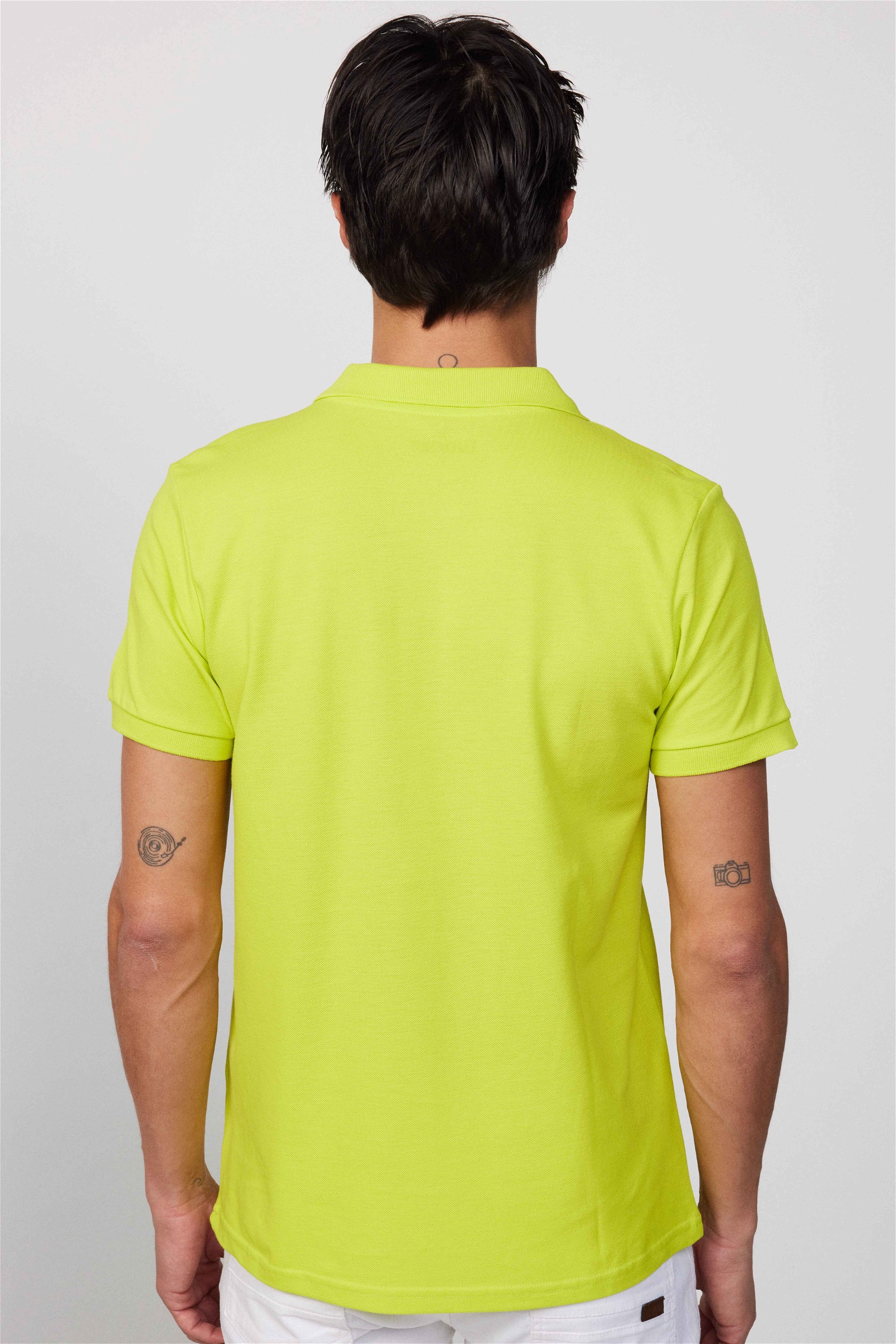 Banánzöld színű slim fit galléros férfi póló