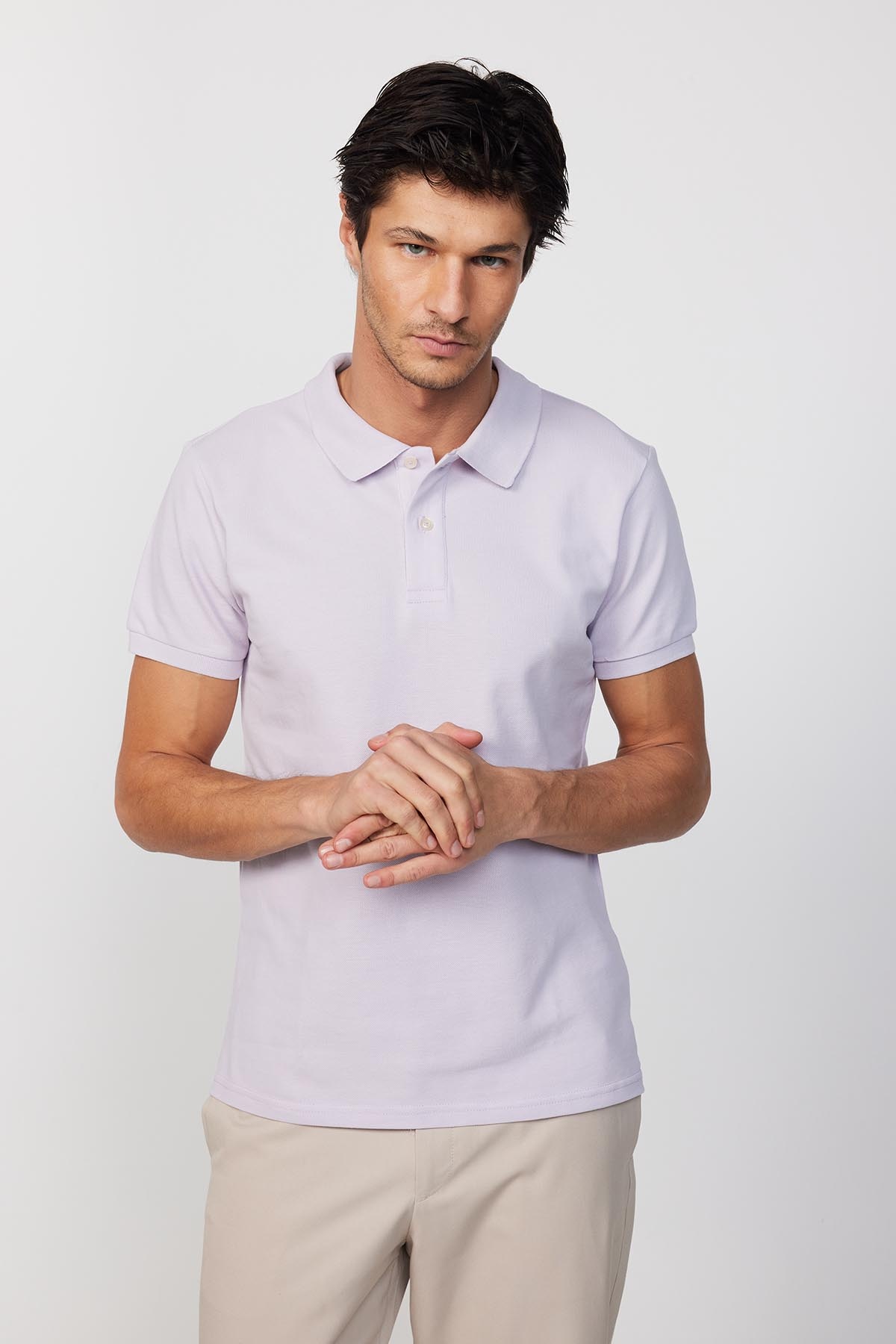 Halványlila színű slim fit galléros férfi póló