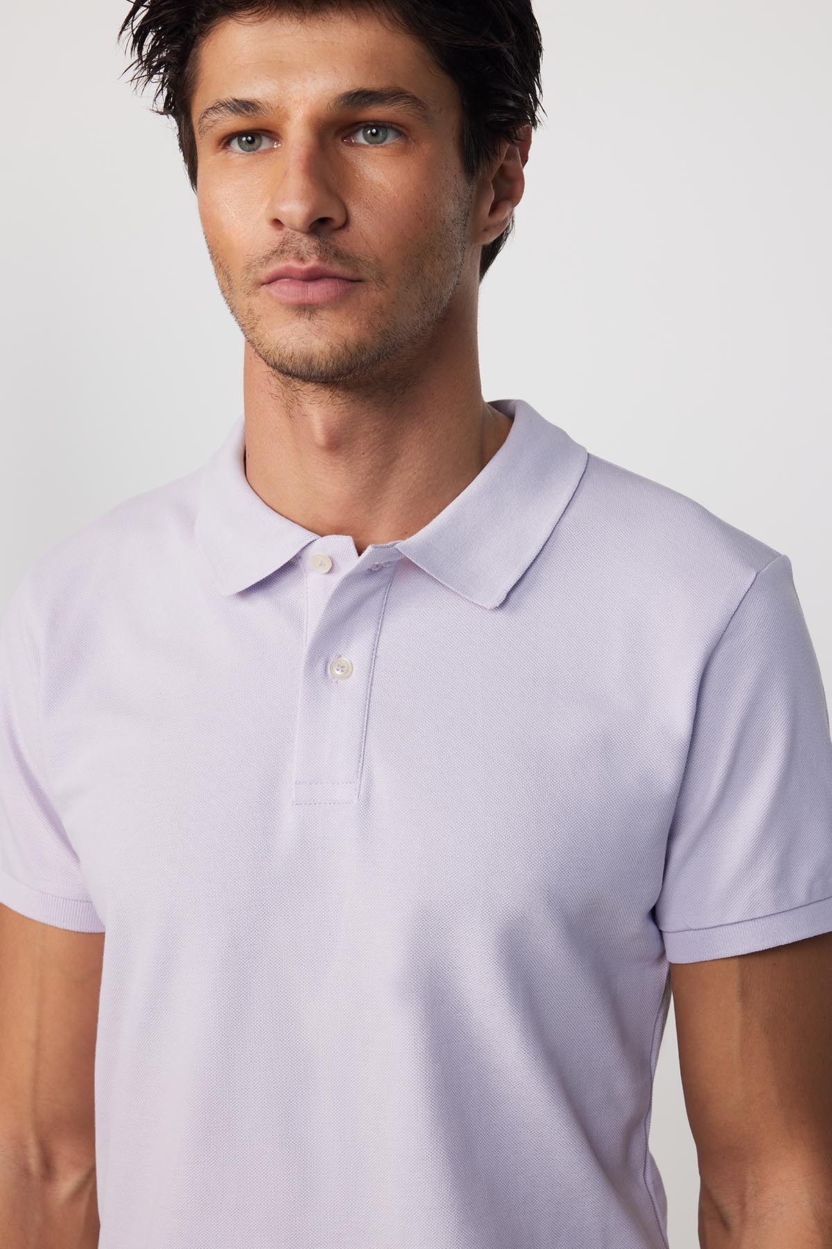 Halványlila színű slim fit galléros férfi póló