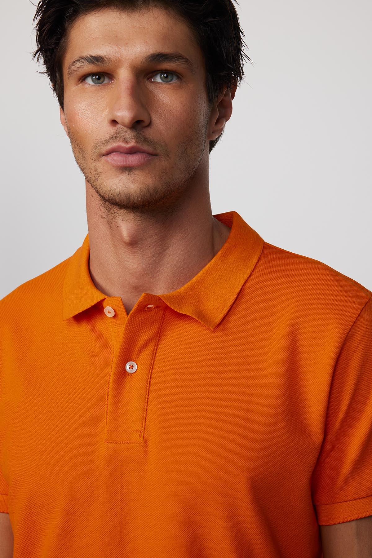 Élénk narancssárga színű slim fit férfi galléros póló
