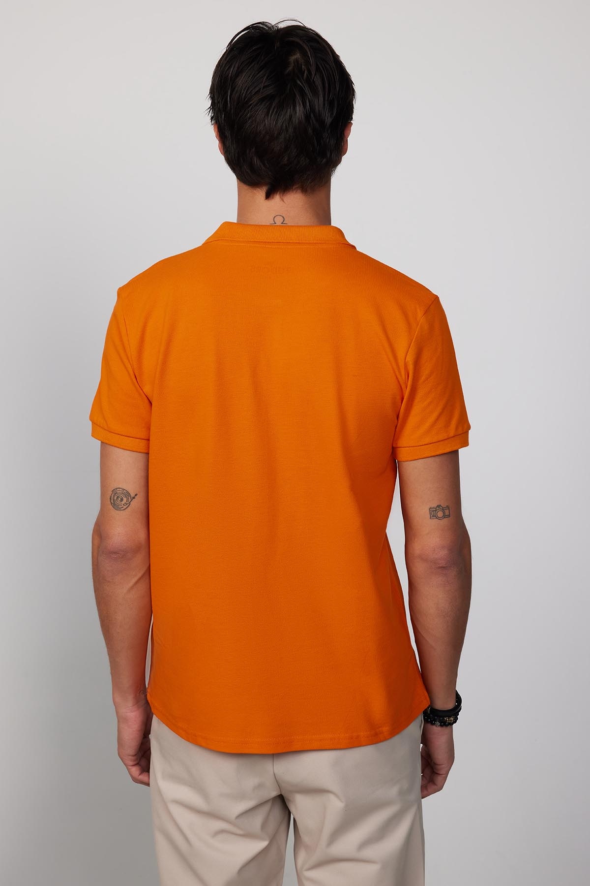 Élénk narancssárga színű slim fit férfi galléros póló