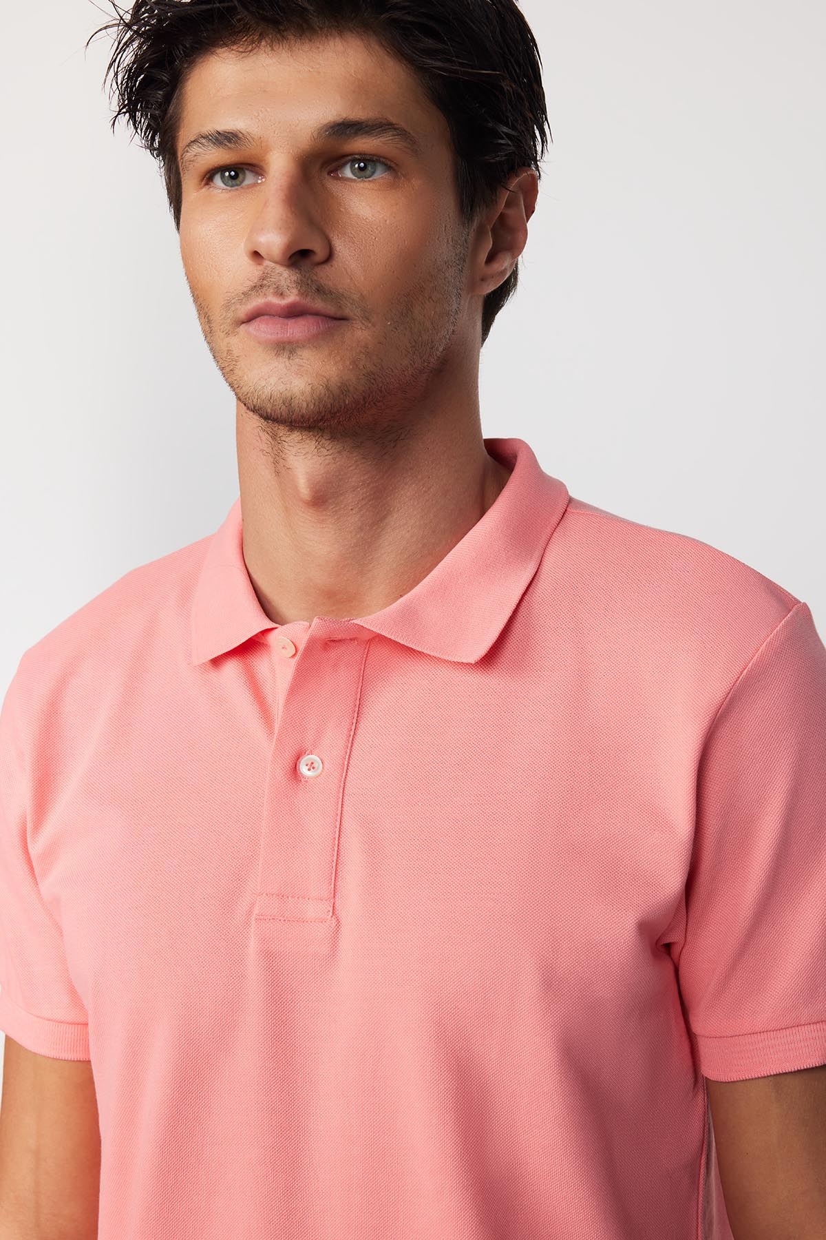 Rózsaszín színű slim fit galléros férfi póló