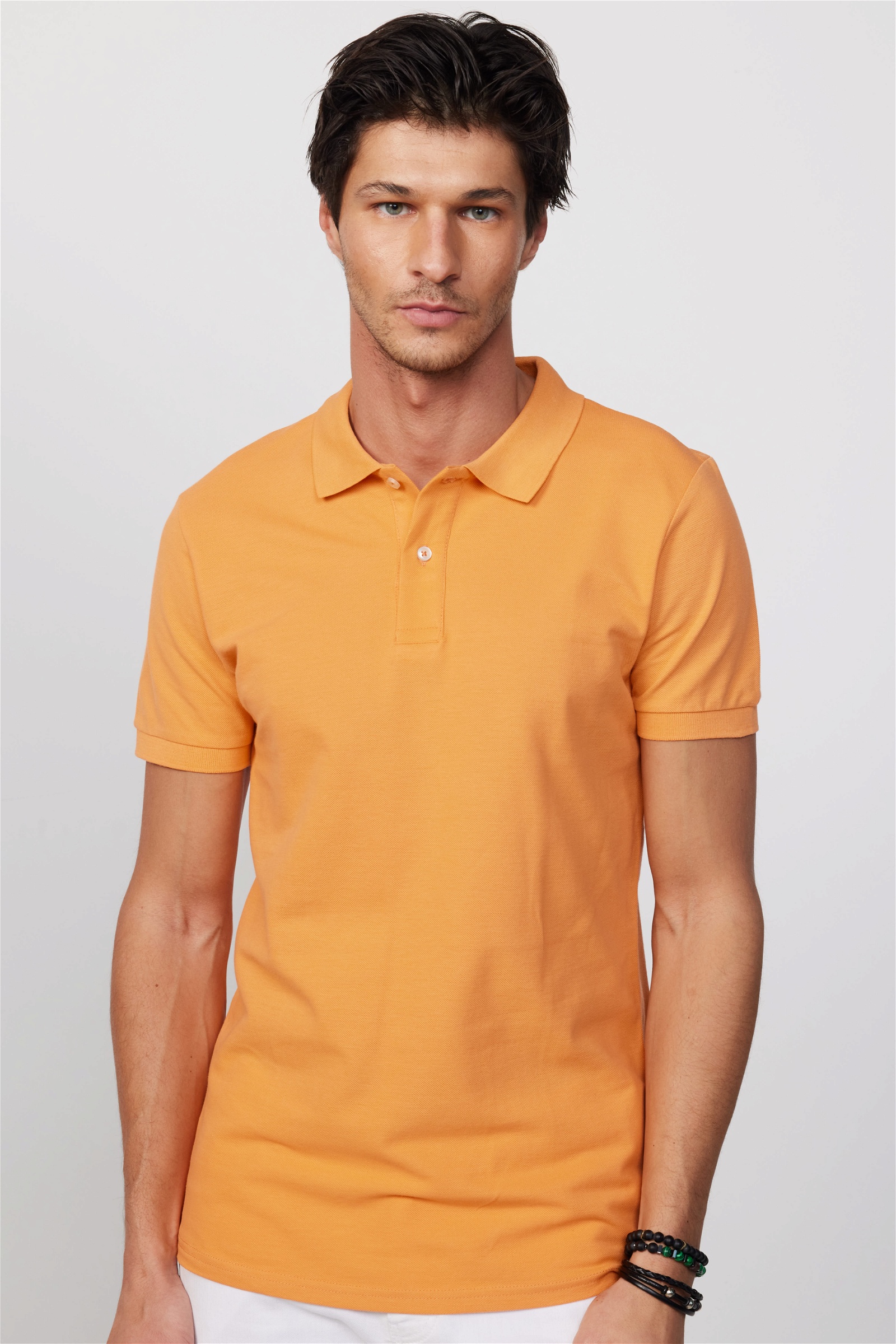 Narancssárga színű slim fit galléros férfi póló