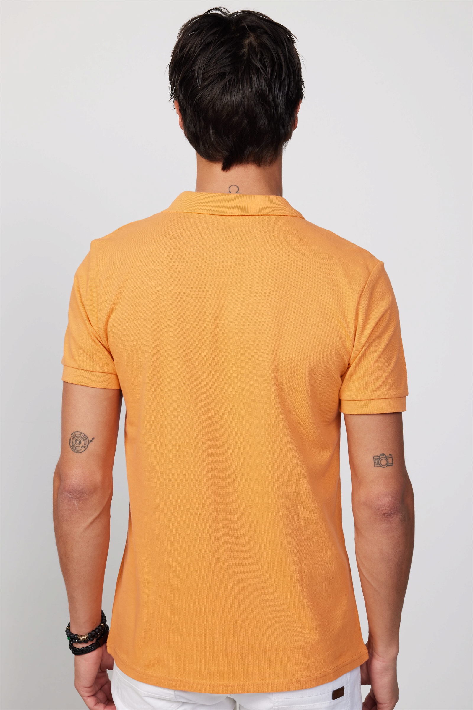 Narancssárga színű slim fit galléros férfi póló
